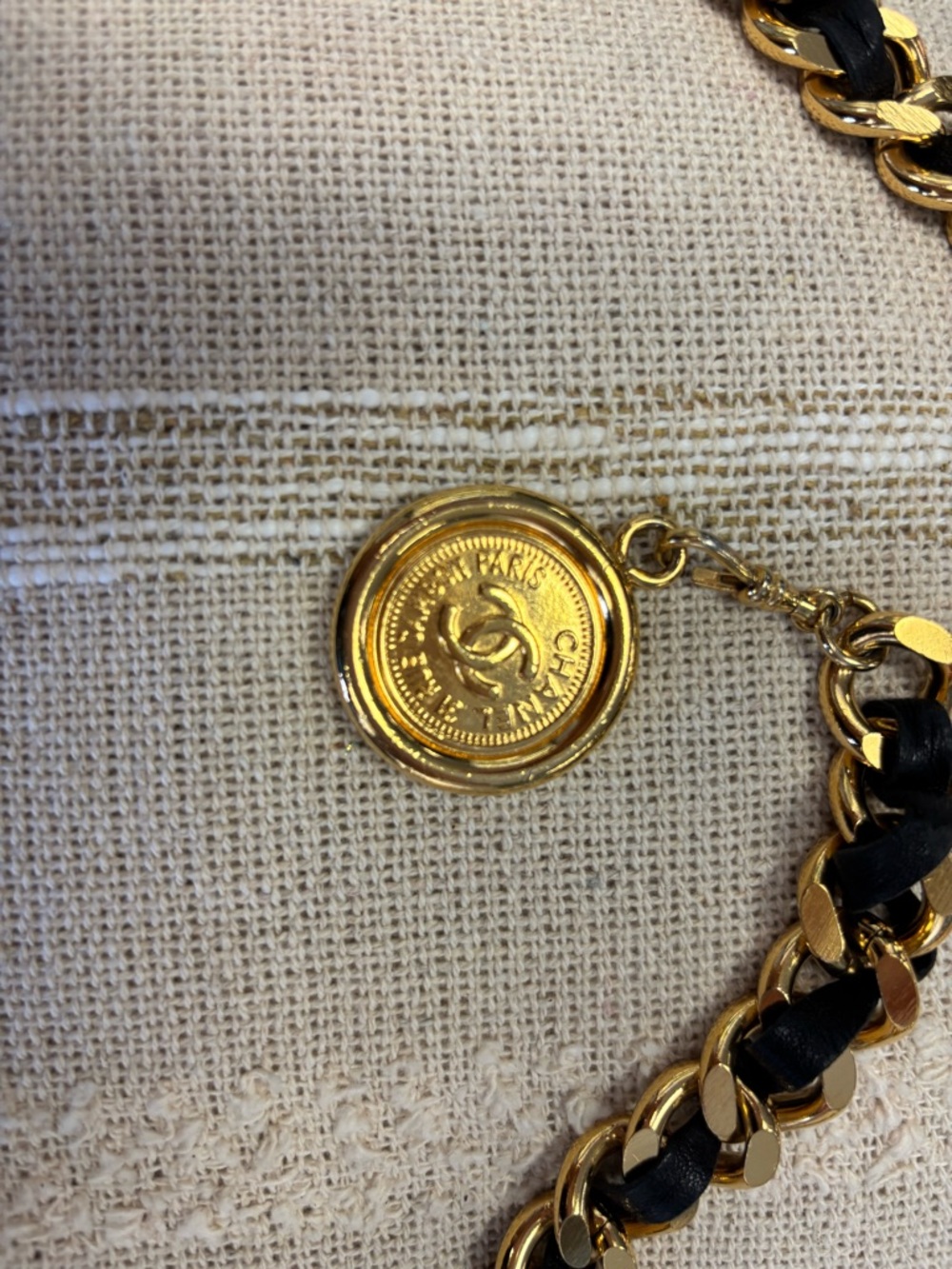 CHANEL Gold Chain Belt with Black Leather Accent | 1994 spring collection - Picture 4 of 5